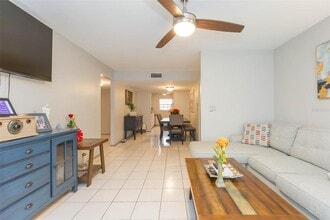 14472 Reuter Strasse Cir in Tampa, FL - Building Photo - Building Photo