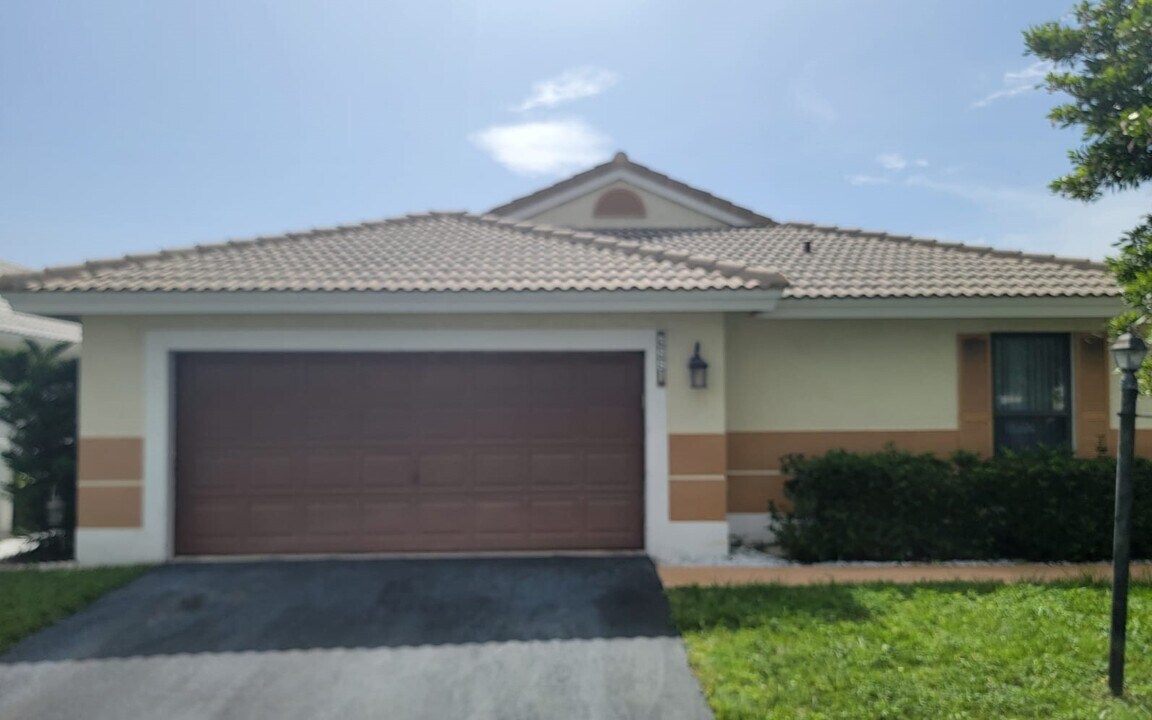 5881 Chester Ln in Davie, FL - Foto de edificio