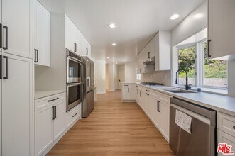 1708 Clear View Dr in Beverly Hills, CA - Building Photo - Building Photo