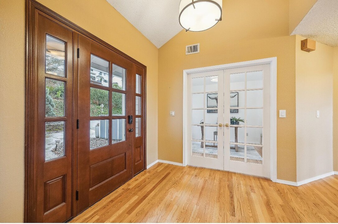 213 Hidalgo St in Lake Oswego, OR - Building Photo