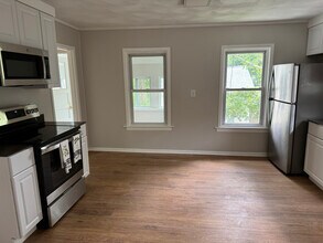 3 Eastman St in Warwick, RI - Building Photo - Building Photo