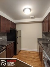 556 W Arlington Pl, Unit 206 in Chicago, IL - Building Photo - Building Photo