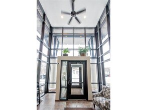 240 Spring St, Unit 306 in St. Paul, MN - Foto de edificio - Building Photo