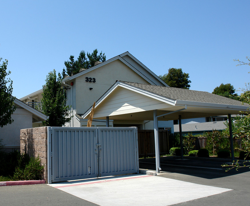 321-323 S E St in Santa Rosa, CA - Building Photo