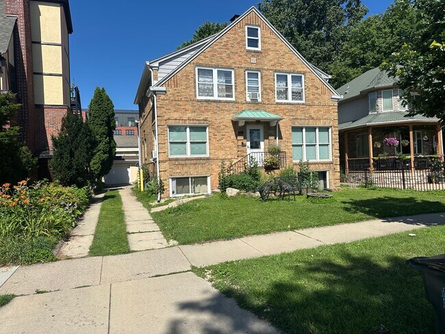 418 W Shore Dr, Unit 3 in Madison, WI - Foto de edificio - Building Photo