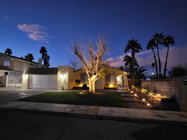 3906 Calle De Este in Las Vegas, NV - Building Photo - Building Photo