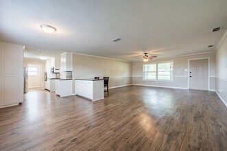 13338 County Rd 2175 in Whitehouse, TX - Foto de edificio - Building Photo