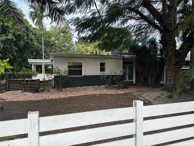 6810 SW 70th Ave in Miami, FL - Building Photo - Building Photo