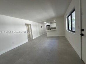 3242 Mary St in Miami, FL - Building Photo - Building Photo