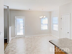 413 Stoney Run Dr in McLeansville, NC - Foto de edificio - Building Photo