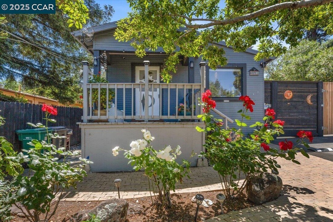 8041 Winthrope St in Oakland, CA - Building Photo