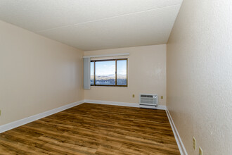 Reno Regency in Reno, NV - Building Photo - Interior Photo