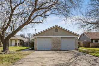 605-607 Greenlawn Blvd in Round Rock, TX - Building Photo - Building Photo