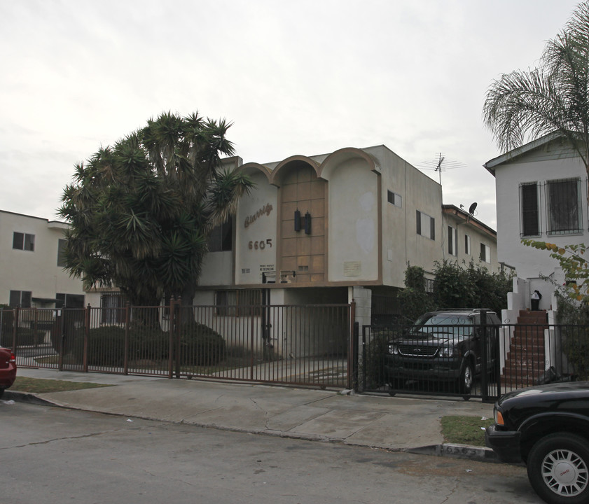 6605 S Victoria Ave in Los Angeles, CA - Foto de edificio