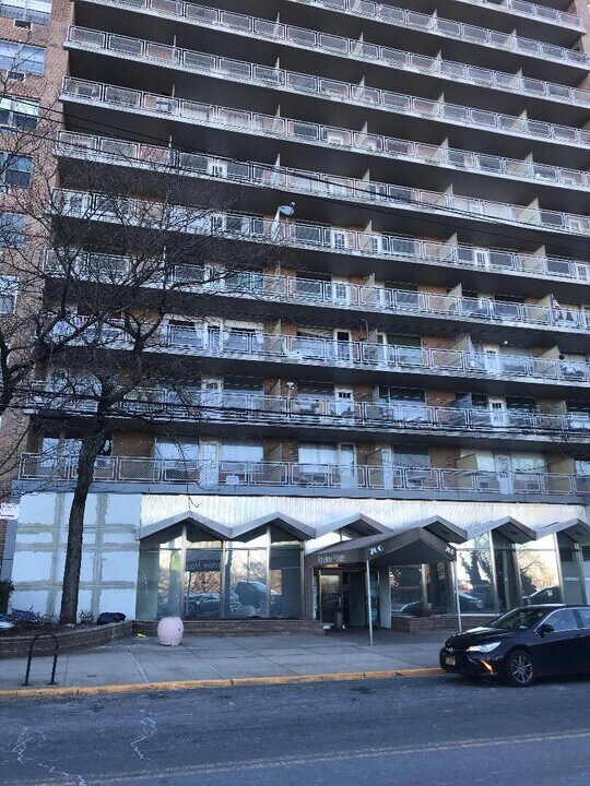 700 Victory Blvd in Staten Island, NY - Building Photo