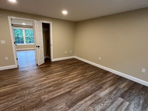 579 Penney Rd in New Gloucester, ME - Foto de edificio - Building Photo