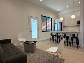 1244 Innes Ave, Unit B in Los Angeles, CA - Foto de edificio - Building Photo