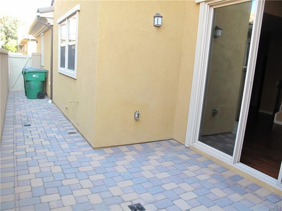 32 Roycroft in Irvine, CA - Building Photo
