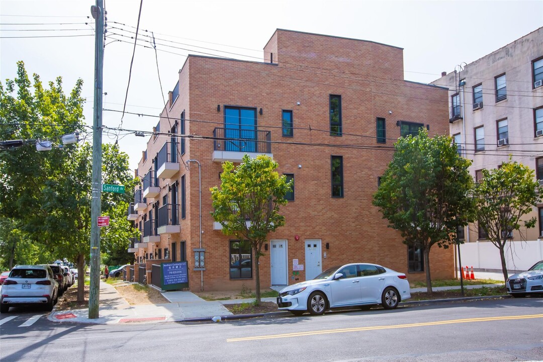 160-18 Sanford Ave in Queens, NY - Building Photo