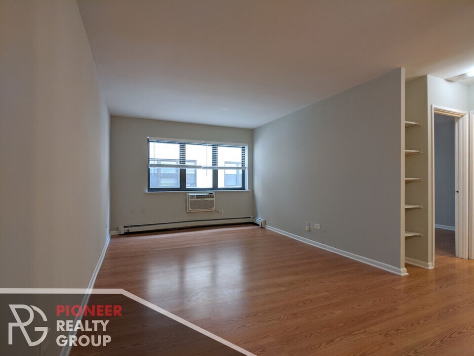 448 W Barry Ave in Chicago, IL - Building Photo