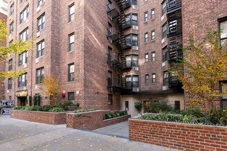 330 E 70th St in New York, NY - Building Photo - Building Photo