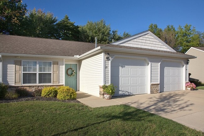 Redwood Olmsted Township in Olmsted Twp, OH - Foto de edificio - Building Photo