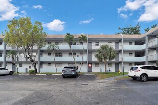 8351 Sands Point Blvd in Tamarac, FL - Building Photo