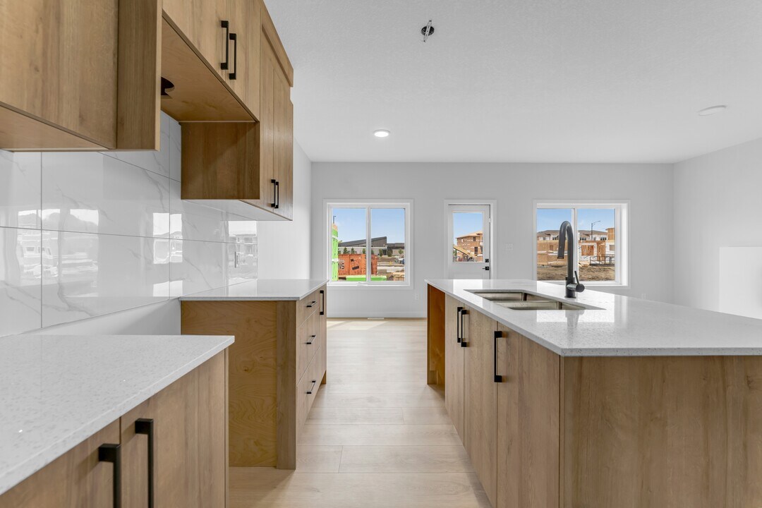 6381-6381 King Wynd SW in Edmonton, AB - Building Photo