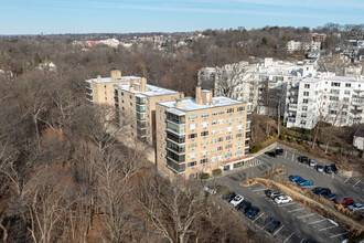 River House in Bronxville, NY - Foto de edificio - Building Photo