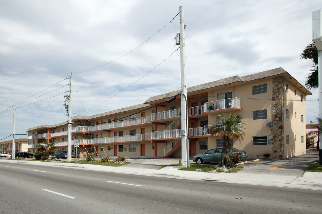 Leah Manor in Hialeah, FL - Building Photo