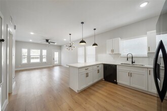 402 E 37th St in Houston, TX - Building Photo - Building Photo