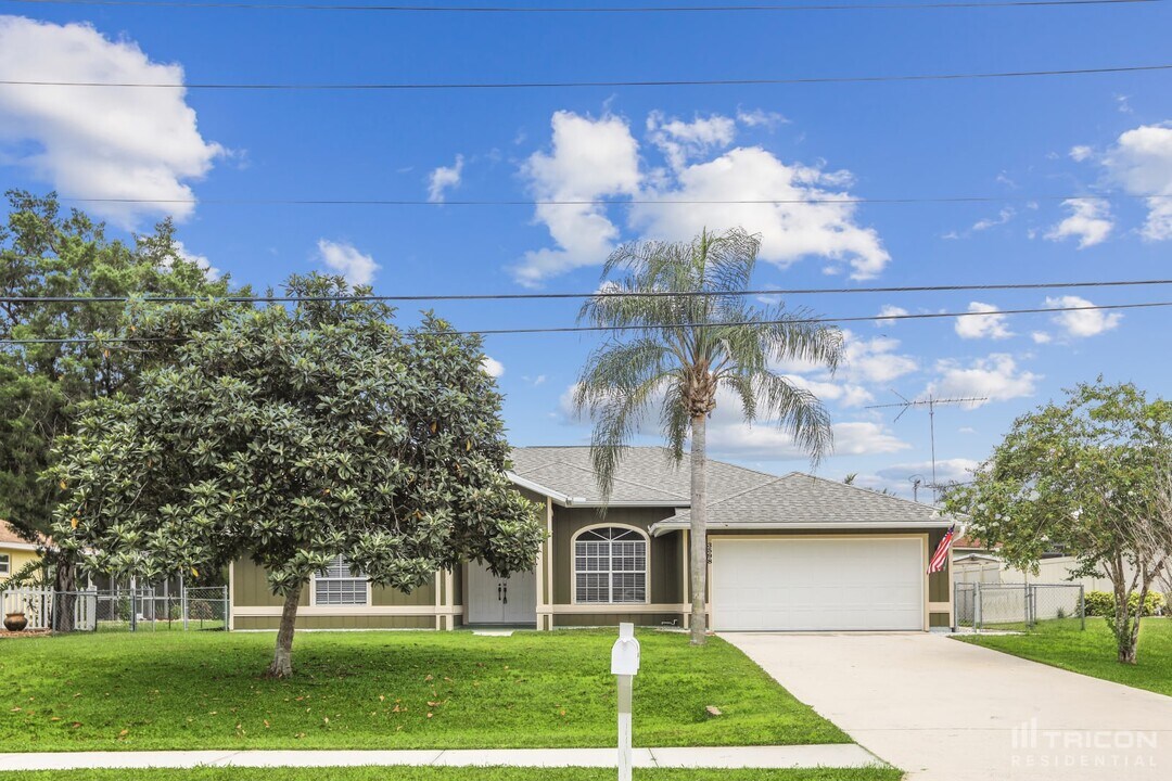 3598 N Biscayne Dr in North Port, FL - Building Photo