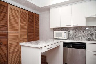 19216 NE 25th Ave in Miami, FL - Foto de edificio - Building Photo