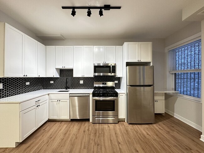 661 W Wrightwood Ave in Chicago, IL - Building Photo - Building Photo
