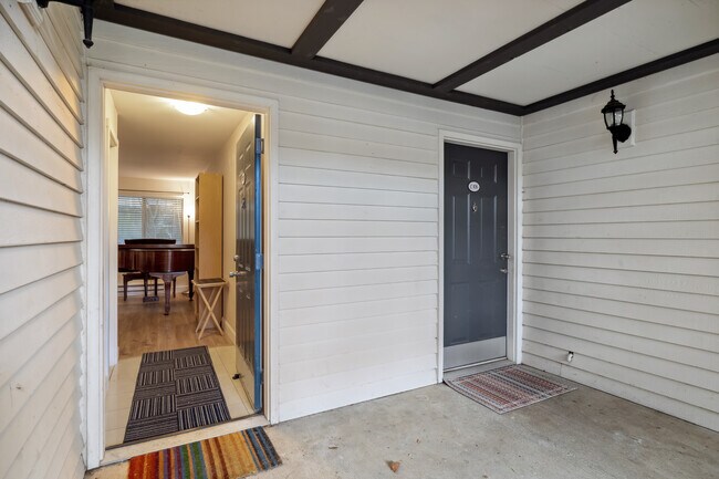 15415 35th Ave W, Unit #C-105 in Lynnwood, WA - Foto de edificio - Building Photo