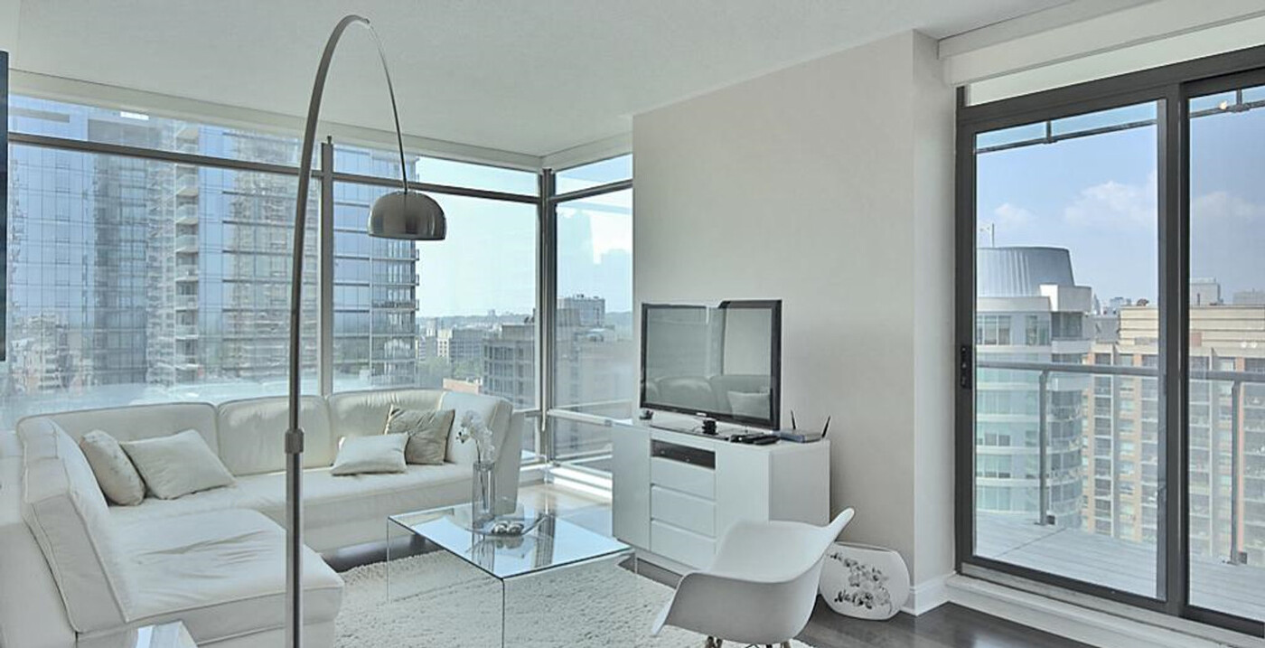 18 Yorkville Ave in Toronto, ON - Building Photo