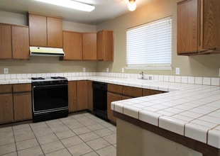 325 Cantebury Dr in Lemoore, CA - Building Photo - Building Photo