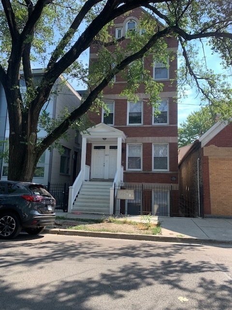 1857 W Dickens Ave in Chicago, IL - Building Photo
