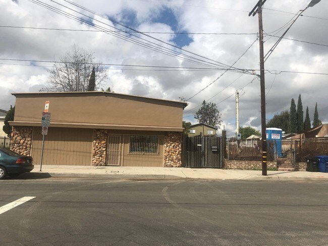 6041 Cleon Ave in North Hollywood, CA - Foto de edificio - Other