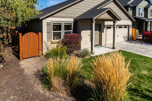 3667 SW Pumice Stone Ave in Redmond, OR - Building Photo - Building Photo