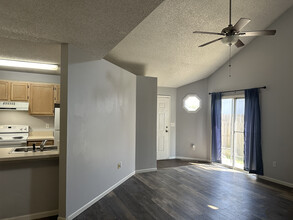 527 Eldridge St in Lawrence, KS - Building Photo - Building Photo