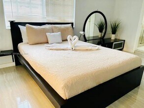 2545 NE 214th St in Miami, FL - Foto de edificio - Building Photo