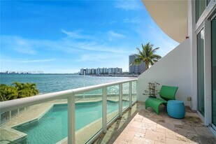2000 Bay Dr, Unit 205 in Miami Beach, FL - Building Photo