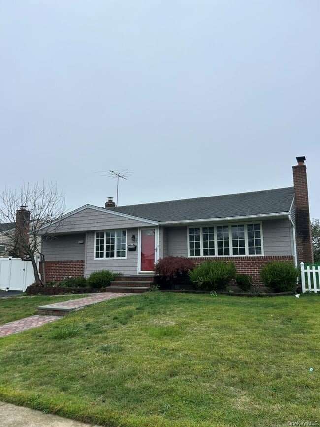 77 Vassar Ln in Hicksville, NY - Foto de edificio - Building Photo