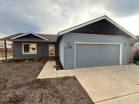 2901 NE Pinnacle Pl in Bend, OR - Building Photo