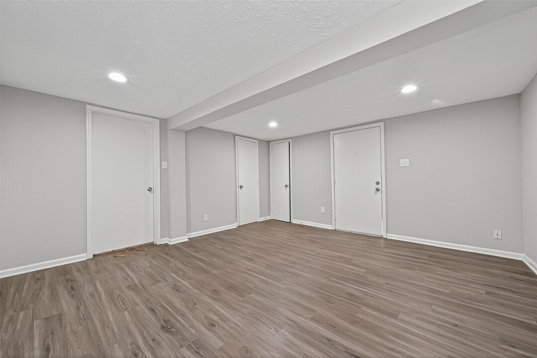 1305 St Lawrence River Rd in Montgomery, TX - Foto de edificio