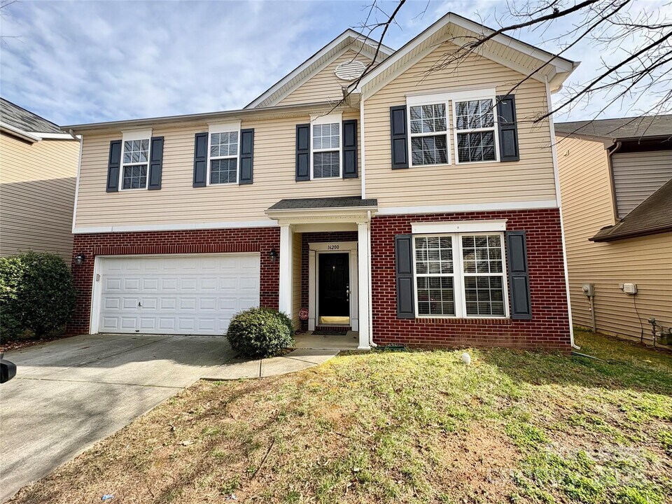 16200 Long Talon Way in Charlotte, NC - Building Photo