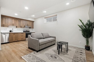 147 Edith Dr NW in Calgary, AB - Building Photo - Building Photo