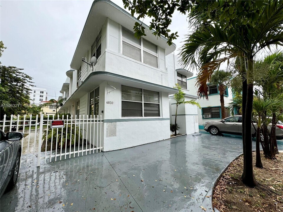 6830 Harding Ave in Miami Beach, FL - Building Photo