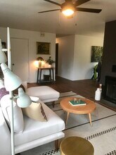 8038 N Wayland Ave in Portland, OR - Foto de edificio - Building Photo
